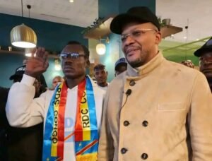 Michel Kuka et le ministre des sports Didier Budimbu